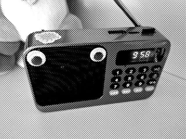 radio portátil con pegatinas de ojos