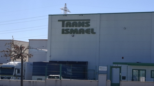 Bodega y trailer con la etiqueta Trans Ismael
