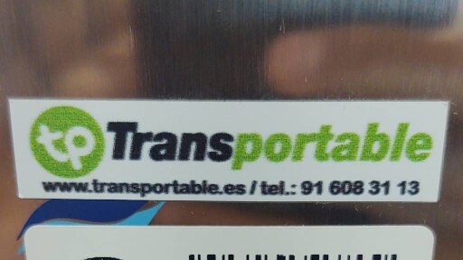 Pegatina que pone Transportable, separando "Trans" y "portable" con colores distintos.