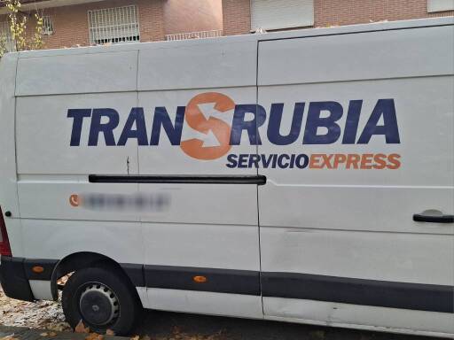 Camioneta que dice TransRubia Servicio Express